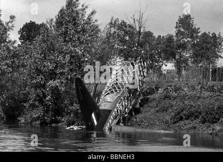 Événements, seconde Guerre mondiale / seconde Guerre mondiale, guerre aérienne, avions, écrasé / endommagé, épave d'un bombardier britannique Vickers Wellington, abattu le 30.5.1942 sur Paris, épave, RAF, Royal Air Force, avion, avions, XXe siècle, historique, Angleterre, Grande-Bretagne, détruit, guerre à la bombe, commandement des bombardiers, France, attentat à la bombe, années 1940, Banque D'Images