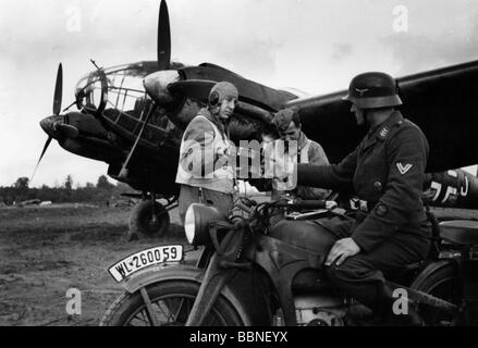 Événements, seconde Guerre mondiale / seconde Guerre mondiale, guerre aérienne, personnes, correspondant de guerre de Luftwaffe de retour d'une mission, remettant ses bobines de film à un automobiliste, vers 1941, XXe siècle, historique, Wehrmacht, Allemagne, Third Reich, soldat, soldats, PK, kandakompanie, uniforme, uniformes, casquette volante, casquettes, costume, costumes, aviateur, propagande, presse, presse, presse, presse, presse, presse, presse Bombardier, bombardiers, Heinkel He 111, He-111, bobine, moto, vélo, caméraman, gens, années 1940, Banque D'Images