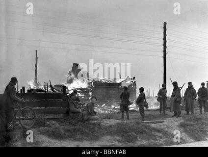 Événements, seconde Guerre mondiale / seconde Guerre mondiale, Finlande, soldats finlandais après les foulées contre les troupes soviétiques, village en feu, Carélia, 1944, Banque D'Images