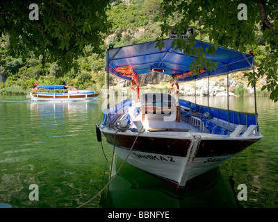 Bateau de plaisance sur la rivière à Dalyan, Turquie Banque D'Images