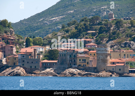 La vue sur Porto Giglio à l'approche de l'île du giglio. Le Medici fort est au premier plan Banque D'Images