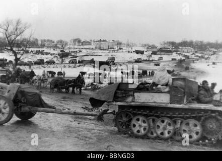 Événements, seconde Guerre mondiale / seconde Guerre mondiale, Russie 1944 / 1945, soldats et véhicules allemands pendant une contre-attaque du Wehrmacht près de Britskoye, Ukraine, 27.1.1944, au premier plan un pistolet anti-char de 75 mm, 7,5 cm Pak 40, colonne, approvisionnement, fournitures, avance, hiver, neige, contre-attaque, Groupe d'armée du Sud, XXe siècle, historique, historique, Union soviétique, URSS, Third Reich, cheval et charrette, charrettes, voitures, camions, demi-piste, armes, AT, moteur principal, peuple, années 1940, Banque D'Images