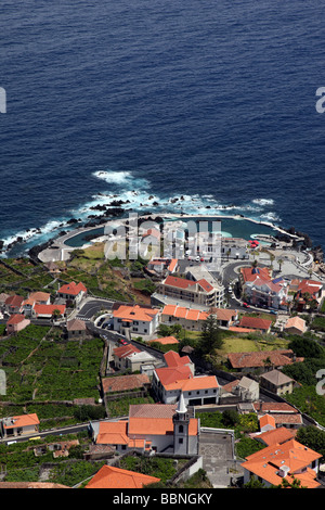 Porto Moniz, village sur la côte Atlantique du nord-ouest de Madère, vu de la route dans le domaine de montagne Banque D'Images