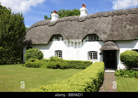 Rangée de chaumières peintes en blanc au vert Swan Lyndhurst dans le Hampshire en Angleterre Banque D'Images