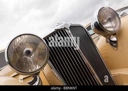 Grille de calandre avant l'automobile et de l'insigne de 1935 SS1 simplifiée des compagnies aériennes location de style art déco Banque D'Images