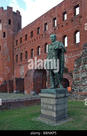 Géographie / voyages, Italie, Piémont, Turin, les bâtiments, les Porta Palatina, ruine avec Ceasare Auguste statue, construction : 1er siècle de notre ère, Additional-Rights Clearance-Info-Not-Available- Banque D'Images