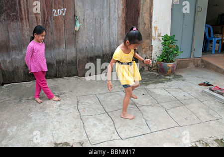 Pour jouer à la marelle à Battambang, Cambodge Banque D'Images