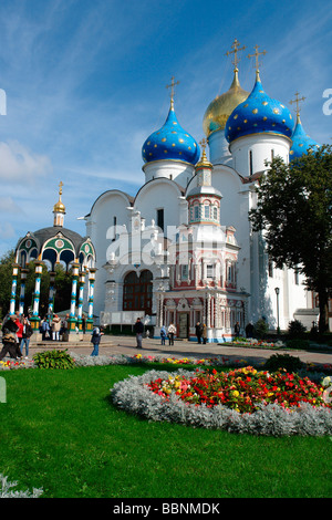 Géographie / voyages, Russie, Sergiev-Posad (Zagorsk), Tróitse-Sérgiyeva Lávra (Trinité), le puits sacré (l.), la chapelle de la Sainte bien (c.) et de la cathédrale de Mariae Ascension à l'arrière, monastère, vue extérieure, Additional-Rights Clearance-Info-Not-Available- Banque D'Images