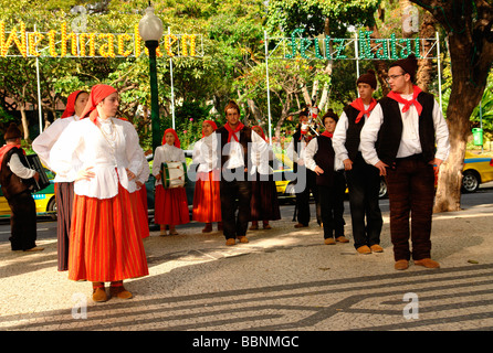 Géographie / voyage, Portugal, Madère, Funchal : Islanders en habit traditionnel d'un groupe de folklore Campanário, effectuant une danse ancienne Additional-Rights Clearance-Info,--Not-Available Banque D'Images