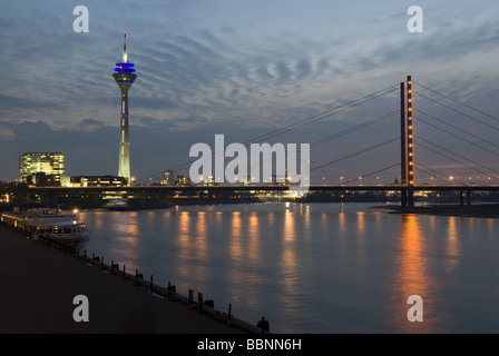Géographie / billet, l'Allemagne, en Rhénanie du Nord-Westphalie, Düsseldorf, porte de ville, la tour du Rhin, pont, photo de nuit, Additional-Rights Clearance-Info-Not-Available- Banque D'Images