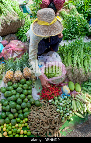 Femme vendant des fruits et légumes dans un marché à Battambang, Cambodge Banque D'Images