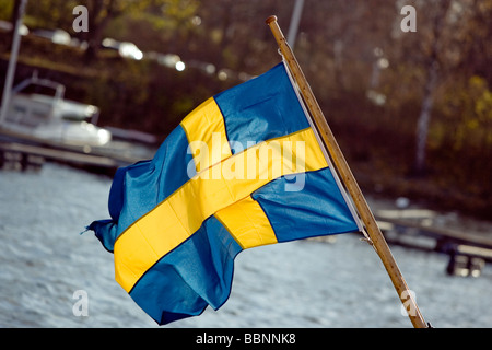 Drapeau suédois sur un bateau avec de l'eau en arrière-plan à Djurgården Banque D'Images