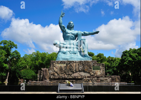 Statue de la paix, Parc de la paix de Nagasaki, Nagasaki, préfecture de Nagasaki, Kyushu, Japon Banque D'Images