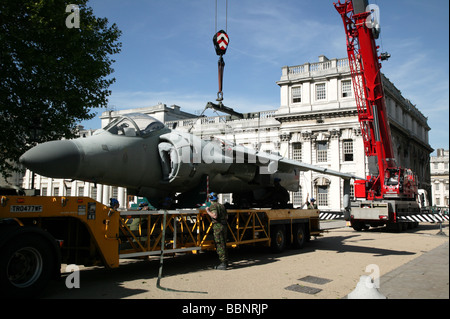 Sea Harrier FA2 en cours de chargement sur une remorque à plateau pour le transport après avoir été en exposition statique à l'Old Royal Naval College Banque D'Images