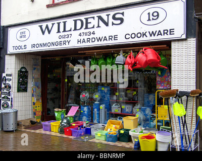 Magasins, pubs et cafés à Bideford North Devon England Royaume-Uni Wildens quincaillerie avec aire de jeux sur le trottoir, maintenant fermé. Banque D'Images