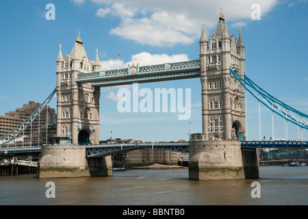 Tower Bridge sur la Tamise Londres contre le ciel bleu avec des nuages blancs Banque D'Images
