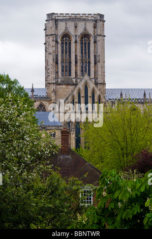 L'une des trois tours de la cathédrale de York, vu à partir de la Muraille Romaine Banque D'Images