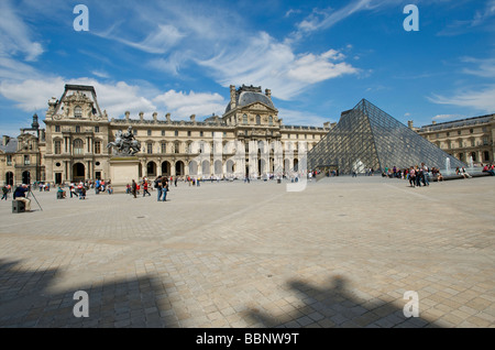 Un gros plan de la pyramide de verre entrée privée, conçu par I.M. Pei en 1989 au Musée du Louvre Paris France Banque D'Images