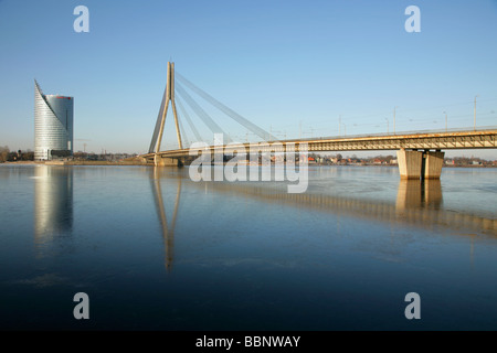 Swedbank bâtiment et l'Vansu Vansu en particulier ou en pont au-dessus de la Daugava, Riga, Lettonie. Banque D'Images