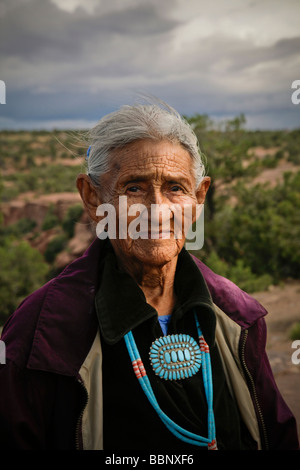 Louise, fière femme Navaho à propos de descendre la falaise de 1000 pieds à son chemin d'hogan Banque D'Images