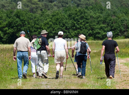 Groupe mixte de marcheurs sur la journée dans la campagne française. Banque D'Images