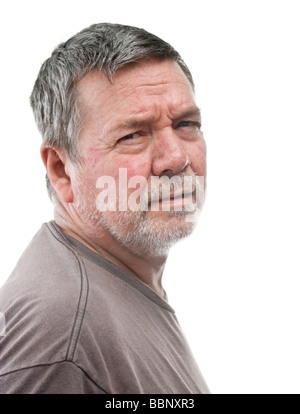 Homme mature de 58 ans avec barbe blanche stubbly sur 34 épaules tête isolated on white Banque D'Images