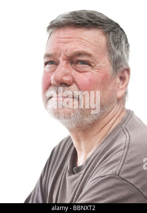 Homme mature de 58 ans avec barbe blanche stubbly sur 34 épaules tête isolated on white Banque D'Images