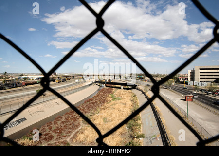 Mur de frontière à Train et Rio Grande River, la U.S. Border Patrol (El Paso) avec vue sur le secteur de Ciudad Juarez, au Mexique. Banque D'Images