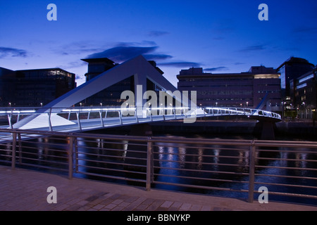 Squiggly Tradeston Pont de nuit reliant le quartier financier du centre-ville de Glasgow avec le secteur sud. Banque D'Images