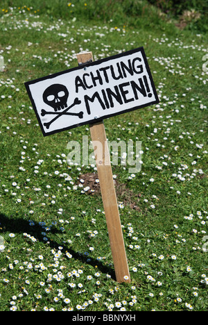 Un champ de mines panneau d'avertissement écrit en allemand Banque D'Images