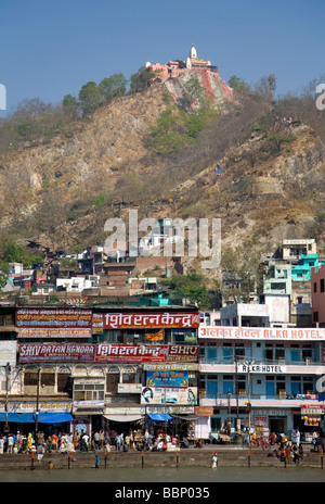 Gange. Haridwar.au premier plan le temple de Mansa Devi. Uttarakhand. L'Inde Banque D'Images