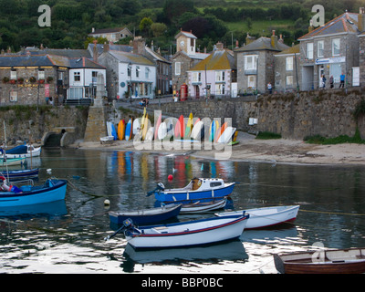 Mousehole Cornwall UK tout petit village de pêcheurs Banque D'Images