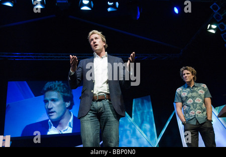 Ben Fogle aventurier anglais présentateur de télévision et écrivain avec James Cracknell rameur olympique au Hay Festival 2009 Banque D'Images