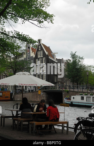 Les personnes ayant le café dans les Pays-Bas Amsterdam Prinsengracht Banque D'Images