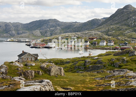 Petit pêcheur norvégien s village sur la côte de la mer de Barents Banque D'Images