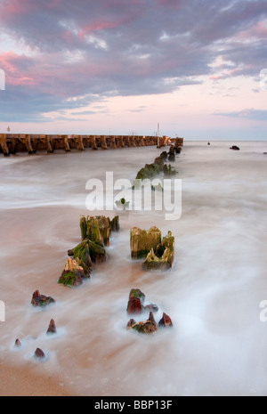 L'ancienne demeure de Walberswick pier au crépuscule sur la côte du Suffolk Banque D'Images