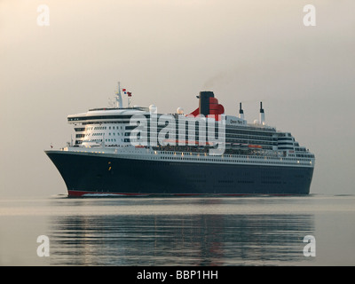 La Cunard Queen Mary 2 arrivant à Southampton UK tôt le matin Banque D'Images