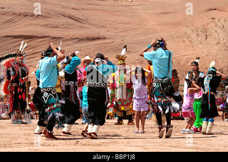 Native American Indian dancers performing dance le lapin Banque D'Images