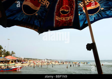 Un parapluie et une plage de Baga, dans le nord de Goa en Inde Banque D'Images