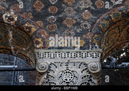 Capital et le plafond richement décoré de mosaïque la galerie sud, Sainte-Sophie, Aya Sofya, Sultanahmet, Istanbul, Turquie Banque D'Images