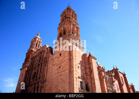 Ville coloniale au Mexique zacatecas cathédrale bâtiment de style baroque façade en pierre rouge couleurs de ciel bleu contraste journée ensoleillée towers Banque D'Images