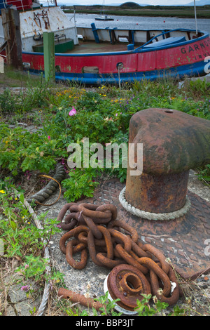 Bateau abandonné attaché au quai avec rusty étrave et chaînes à Irvine Ayrshire en Écosse Banque D'Images