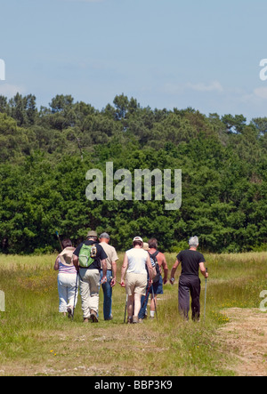 Groupe mixte de marcheurs sur la journée dans la campagne française. Banque D'Images