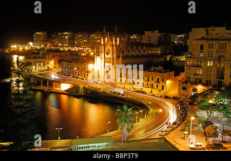 Malte. Vue de nuit sur la baie de Balluta à St Julian's. L'année 2009. Banque D'Images