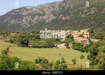 Orienter un village méditerranéen typique dans les montagnes de Majorque Banque D'Images