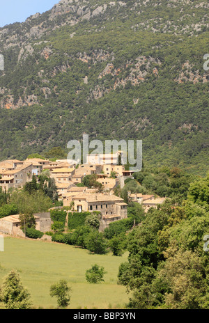 Orienter un village méditerranéen typique dans les montagnes de Majorque Banque D'Images