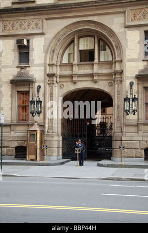 Portier à l'extérieur entrée principale de l'immeuble du Dakota (West 72nd St elevation), New York, où John Lennon a été assassiné en 1980.