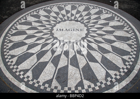 Le Mémorial de John Lennon 'Imagine' mosaïque de champs de fraises, Central Park, New York. Banque D'Images