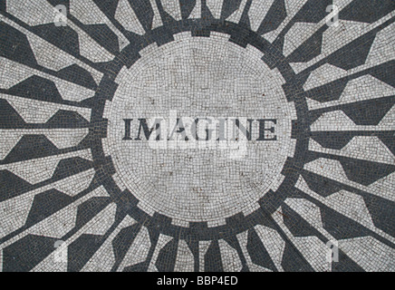 Le Mémorial de John Lennon 'Imagine' mosaïque de champs de fraises, Central Park, New York. Banque D'Images