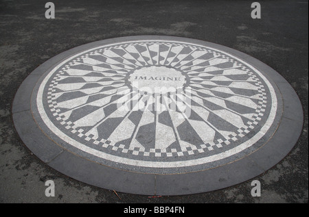 Le Mémorial de John Lennon 'Imagine' mosaïque de champs de fraises, Central Park, New York. Banque D'Images